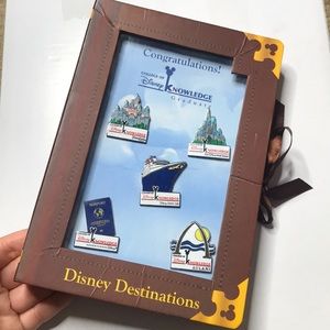 Disney college of knowledge Pin Set